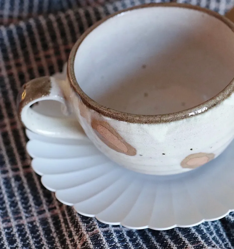 Japansk cappucinokop med store pletter