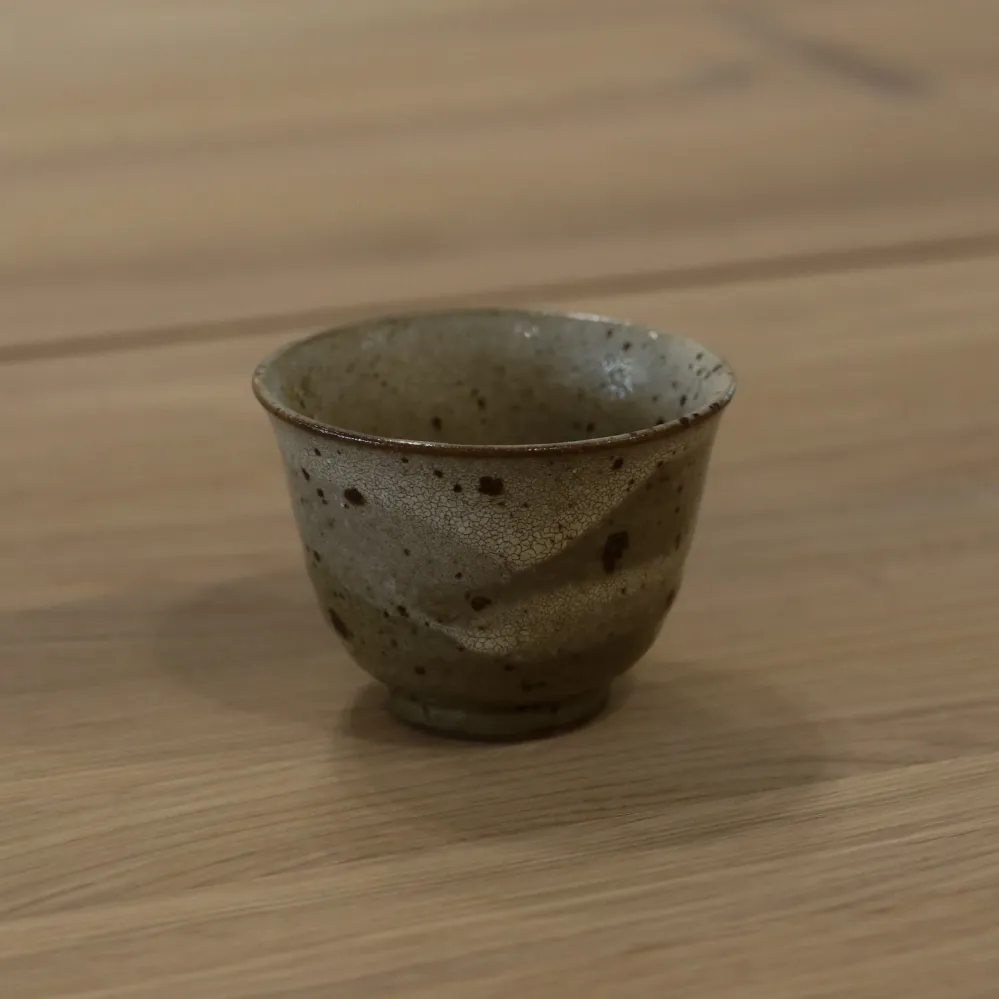 Japansk tekop med brune nister
