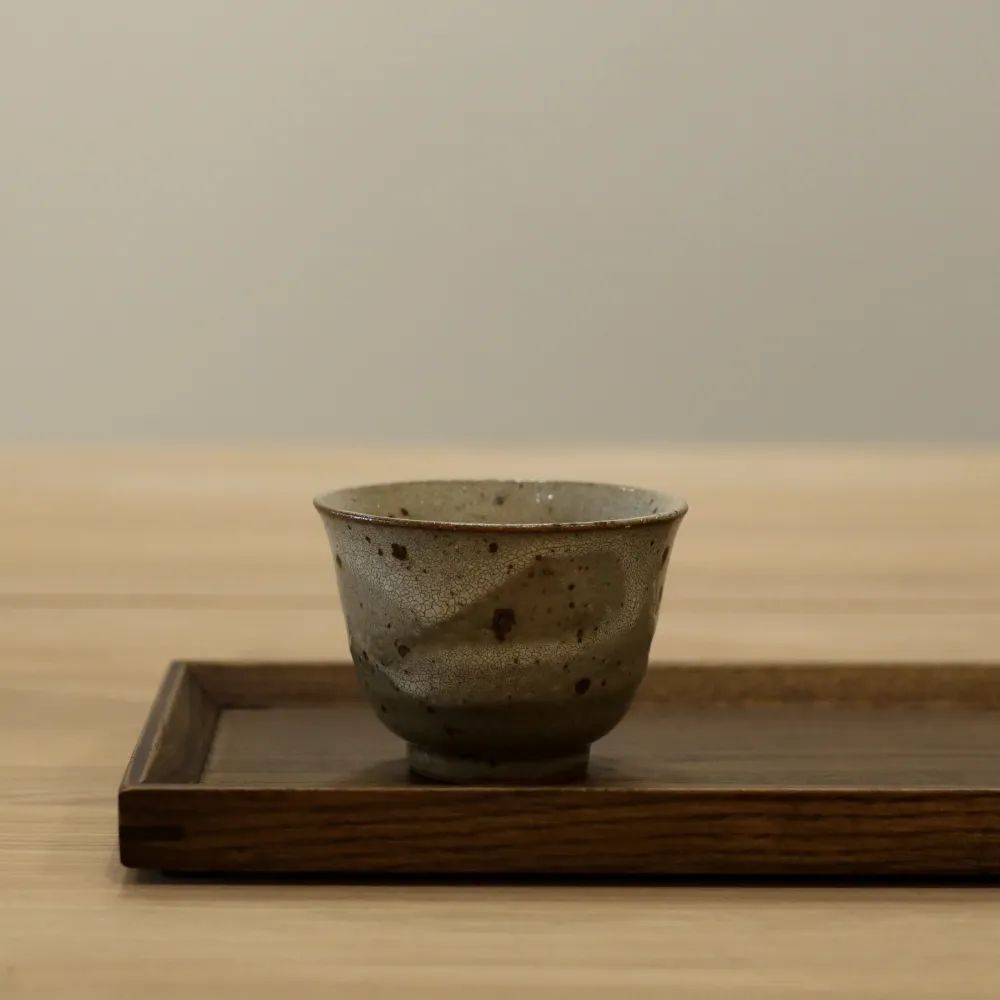 Japansk tekop med brune nister