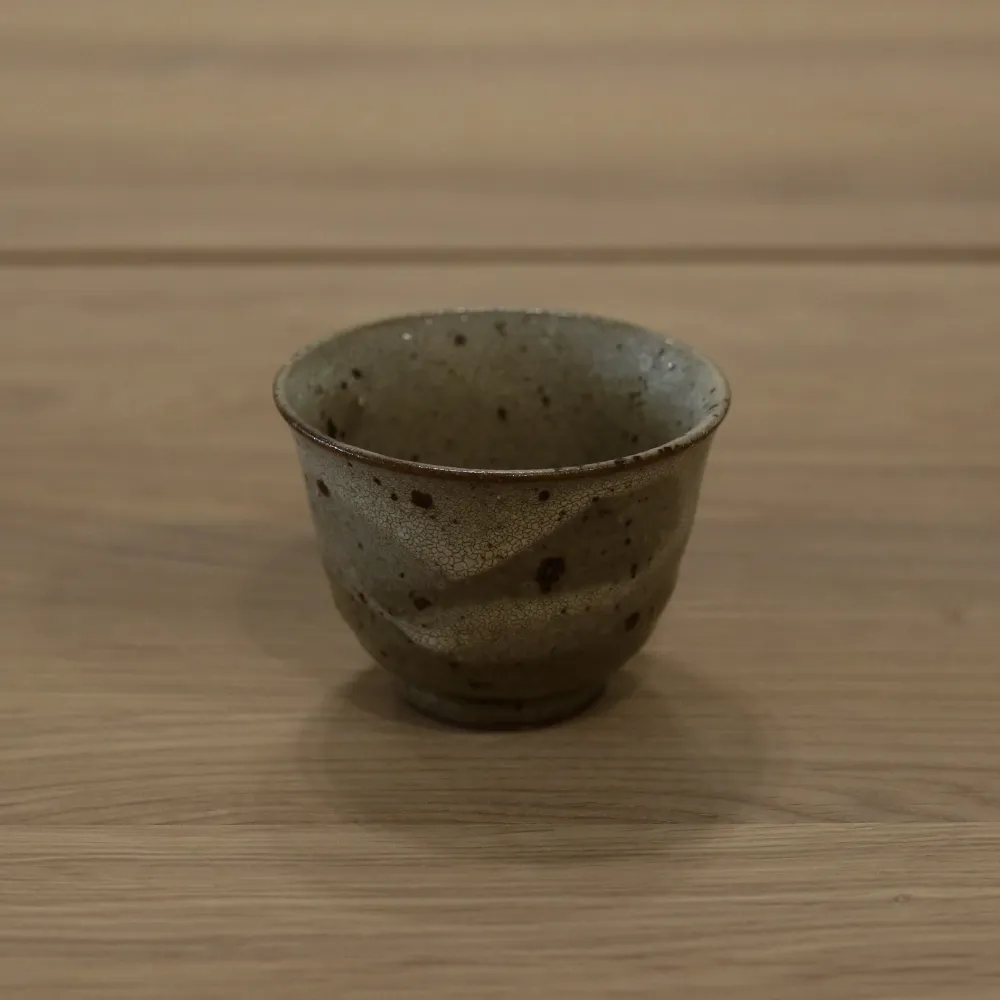 Japansk tekop med brune nister