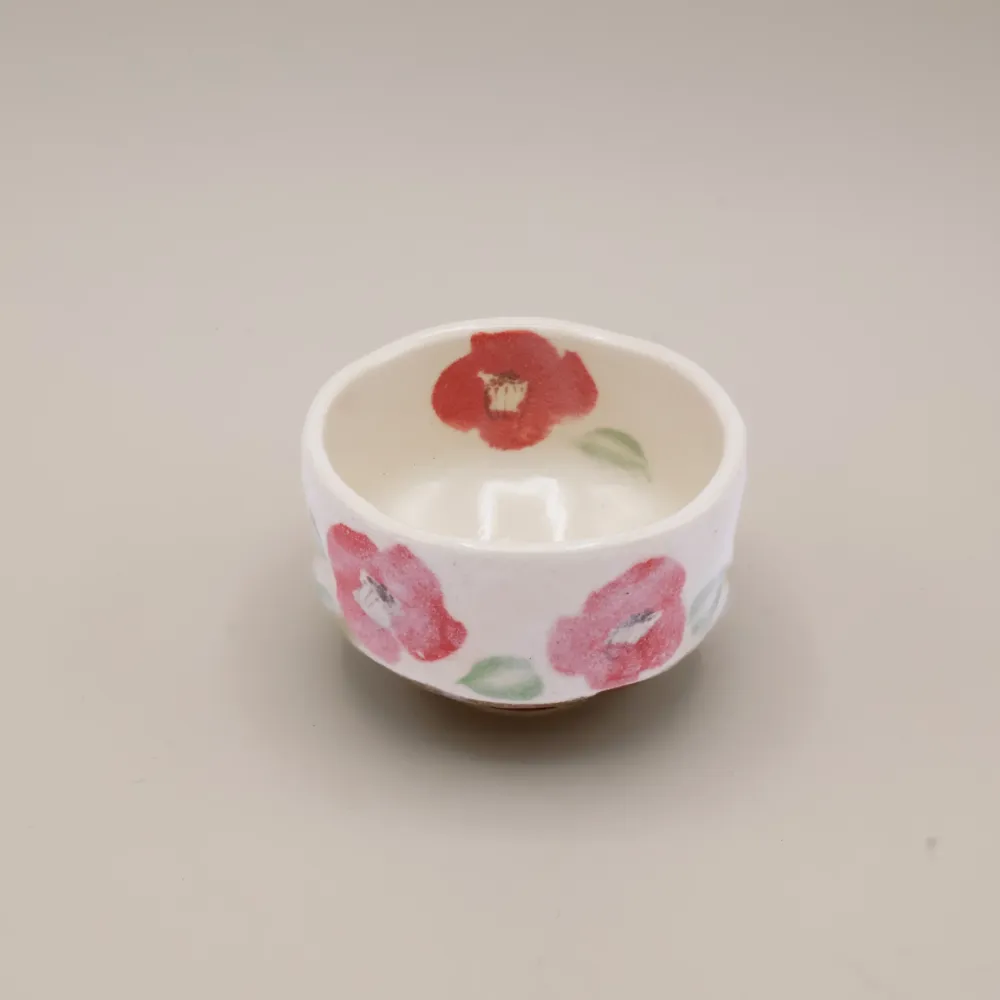 Matchakop - Lille med hvid glasur og røde blomster