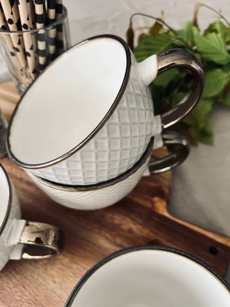 Tekop hvid porcelæn med guld hank – Mix