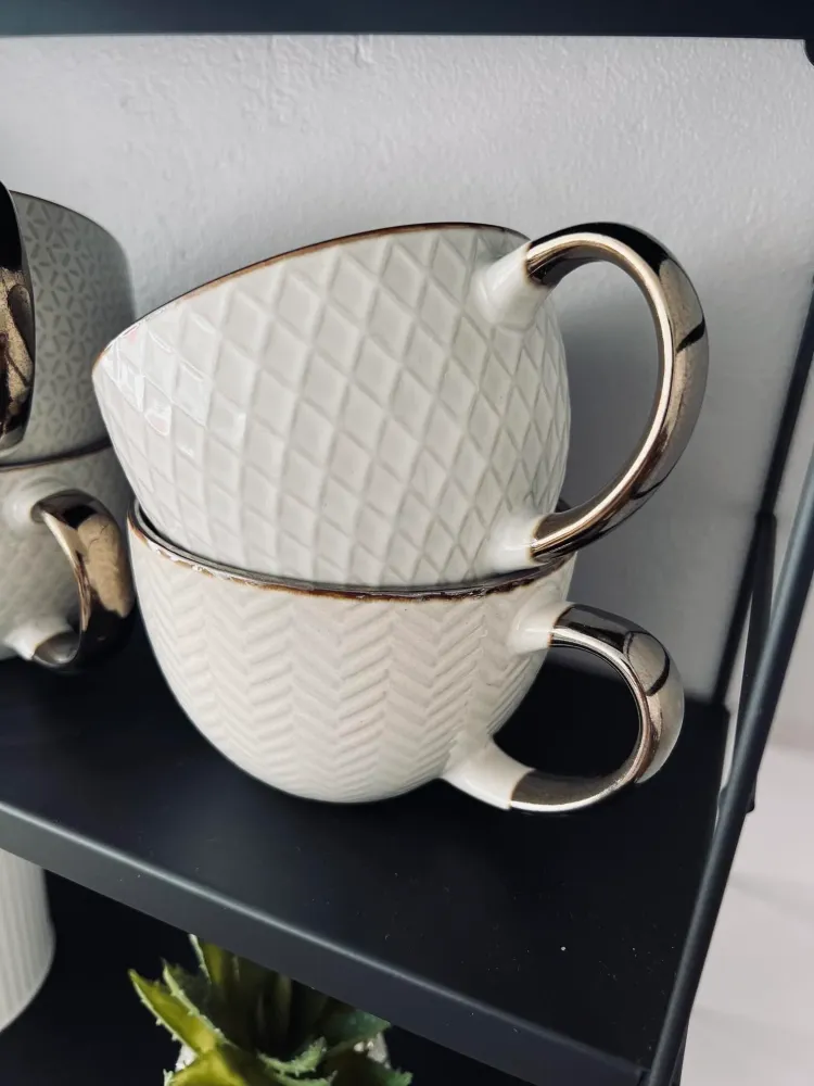 Tekop hvid porcelæn med guld hank – Mix