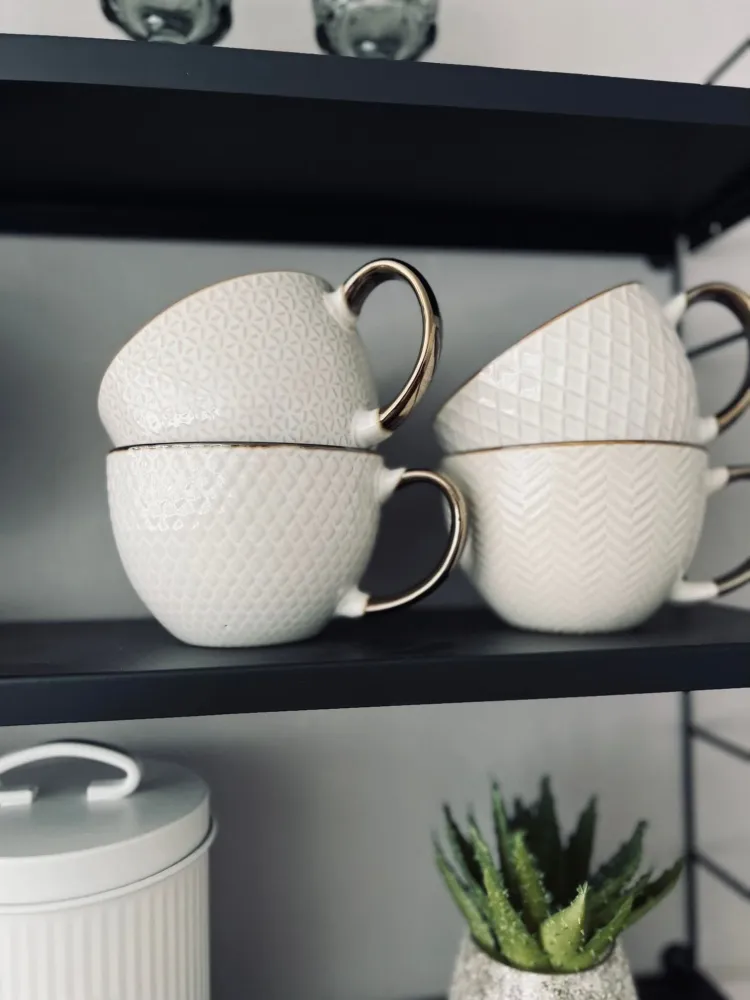 Tekop hvid porcelæn med guld hank – Mix