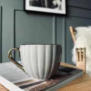 Tekop med guld hank – Beige