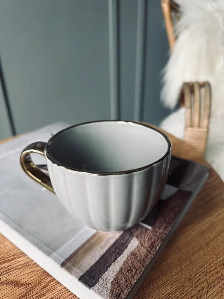 Tekop med guld hank – Beige