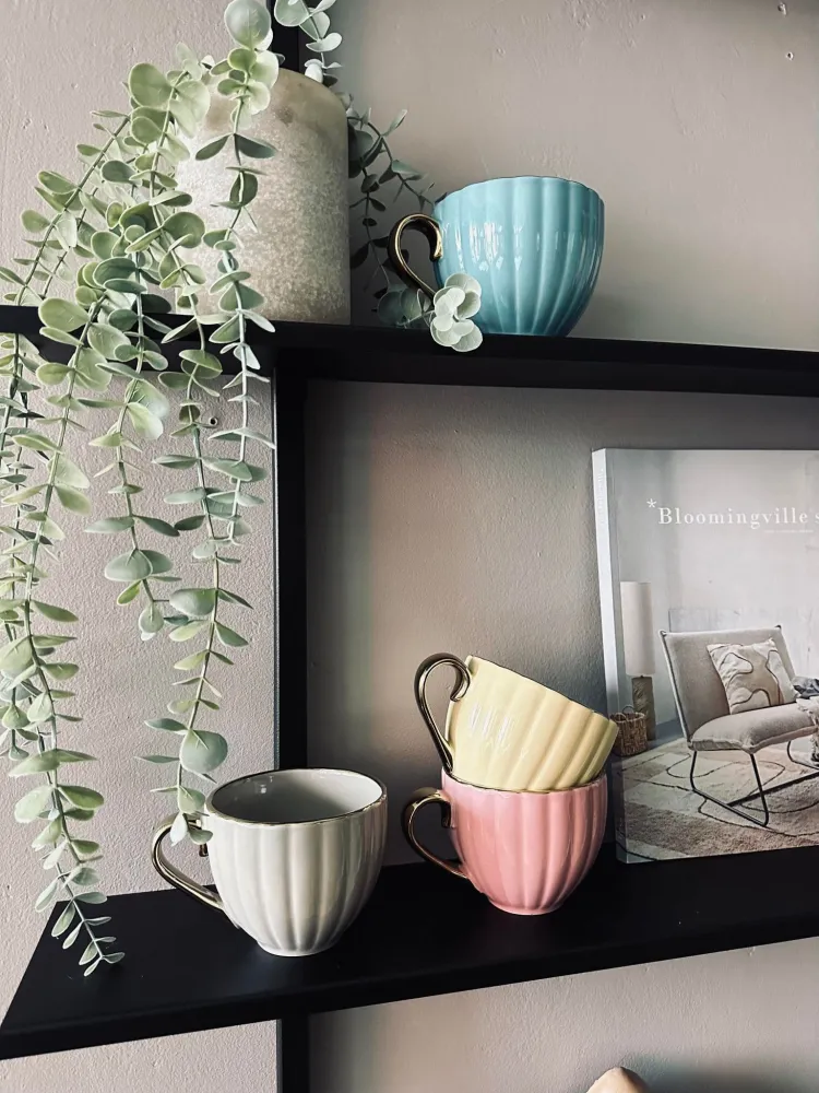 Tekop med guld hank – Beige