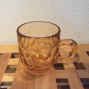 Radeberg. Presset rød/røg børnekrus 8 cm.