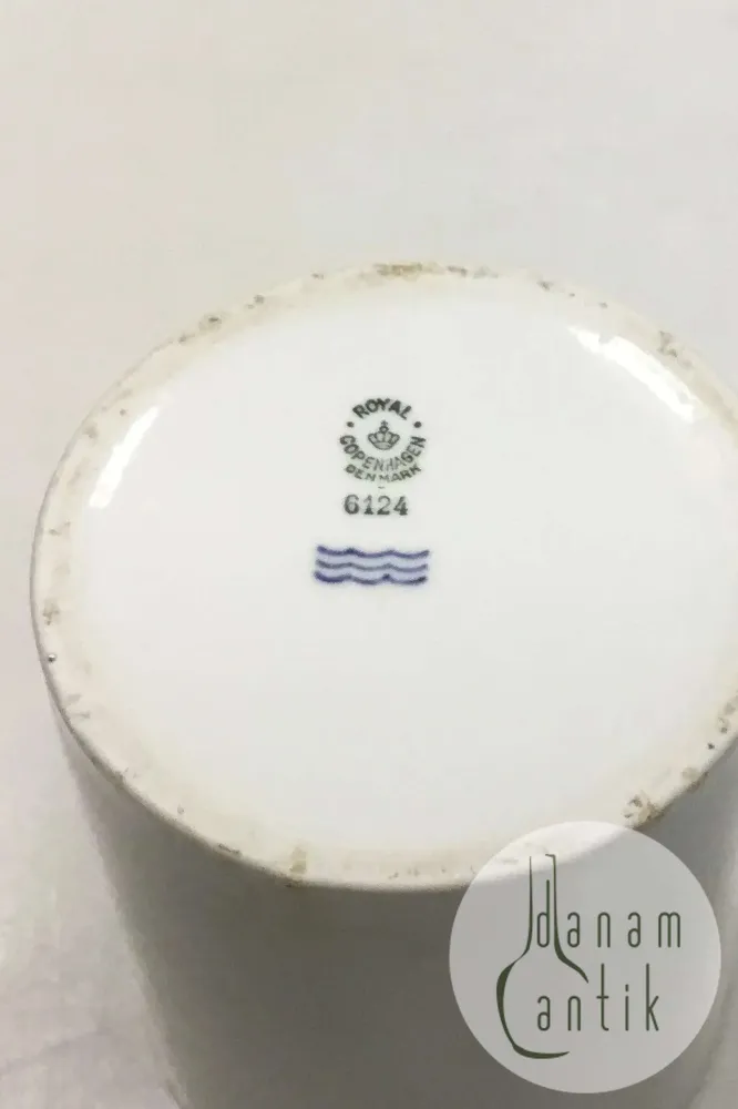 Royal Copenhagen Krus af kraftig hvid porcelæn No 6124