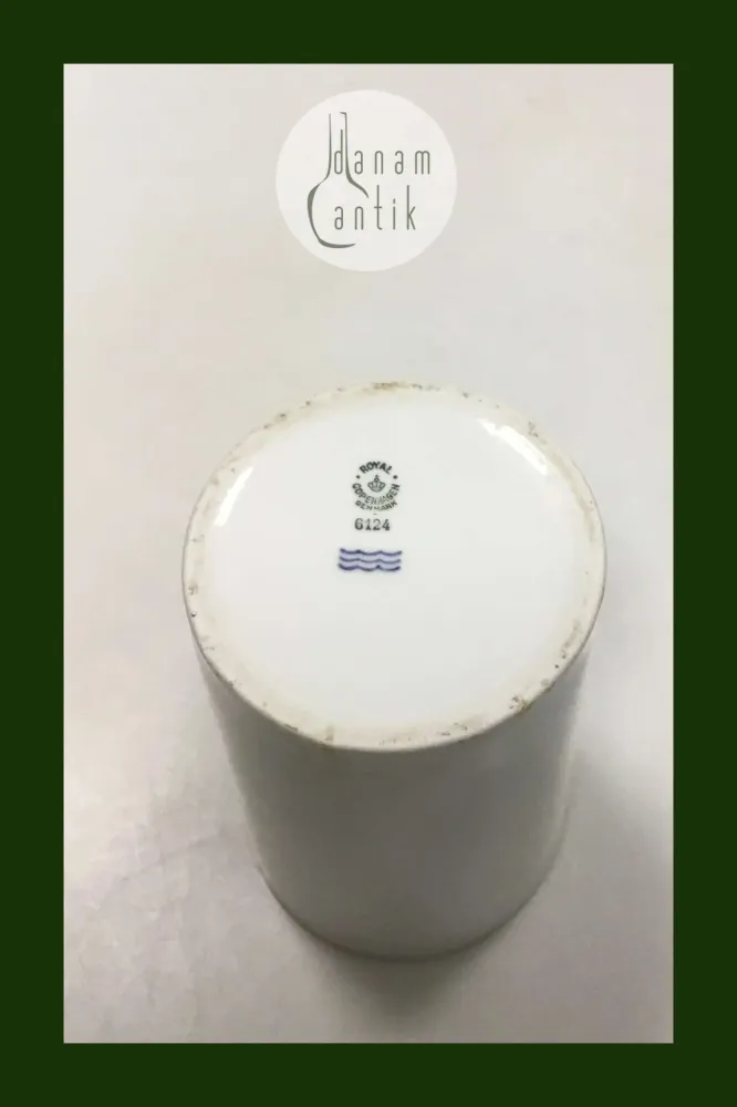Royal Copenhagen Krus af kraftig hvid porcelæn No 6124
