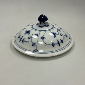 Royal Copenhagen Musselmalet Riflet låg til No. 397
