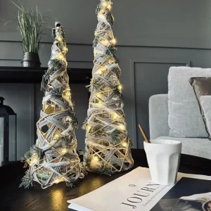 Kegle med LED lys og gran - H 40cm