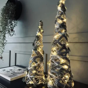 Kegle med LED lys og gran - H 60cm