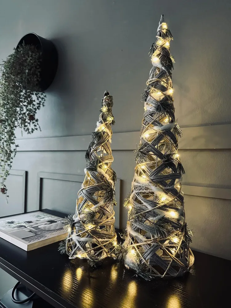 Kegle med LED lys og gran - H 60cm