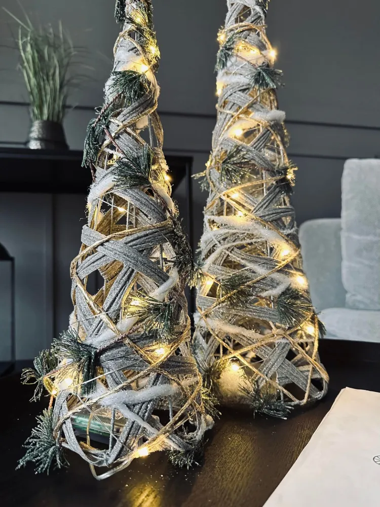 Kegle med LED lys og gran - H 60cm