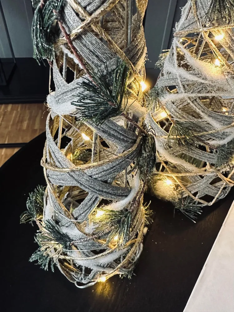 Kegle med LED lys og gran - H 60cm
