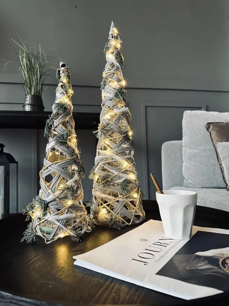 Kegle med LED lys og gran - H 60cm