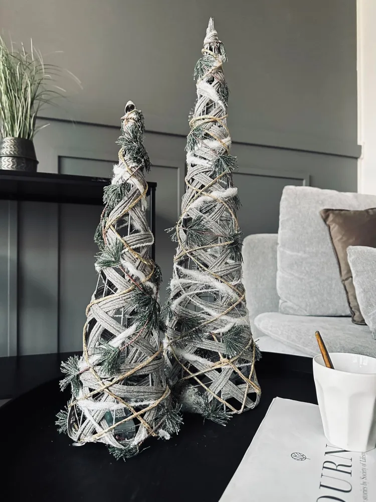 Kegle med LED lys og gran - H 60cm