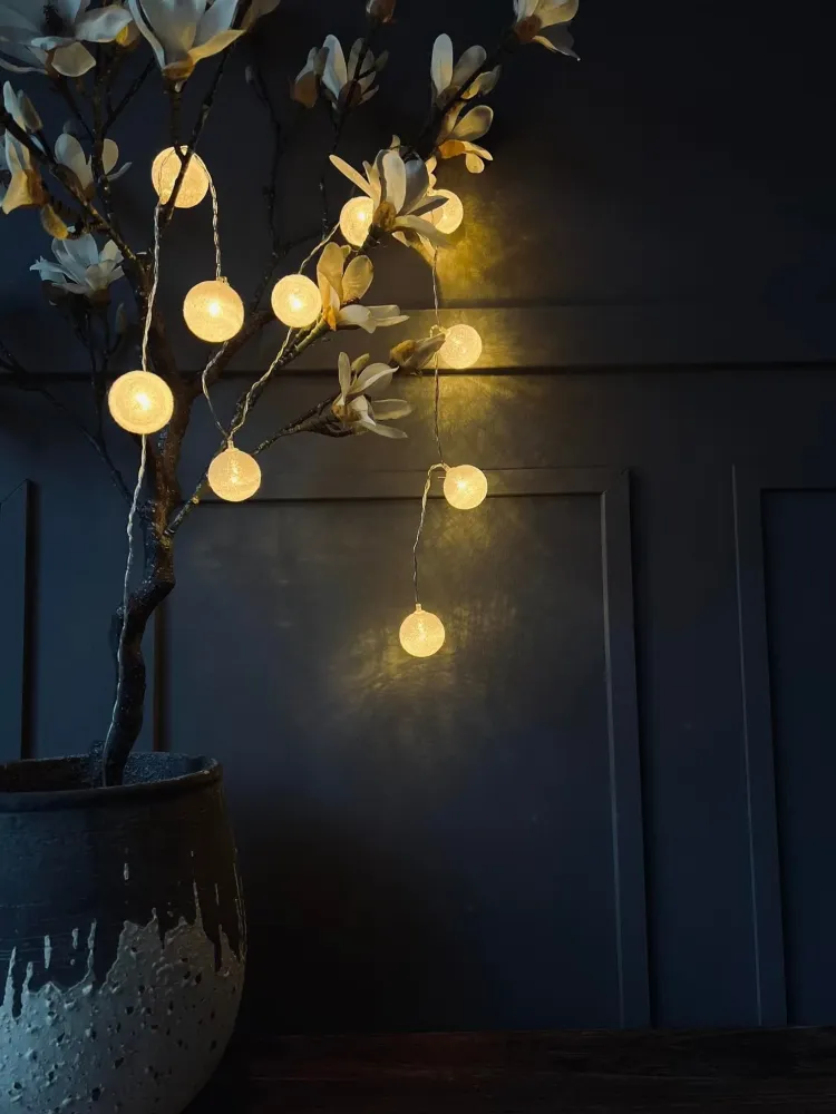 Lyskæde deko med 10 led kugler - batteriboks