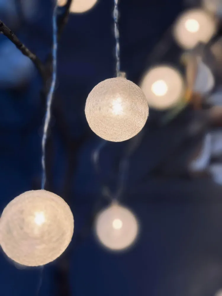 Lyskæde deko med 10 led kugler - batteriboks