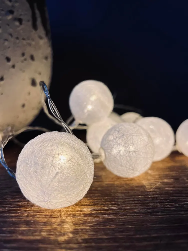 Lyskæde deko med 10 led kugler - batteriboks