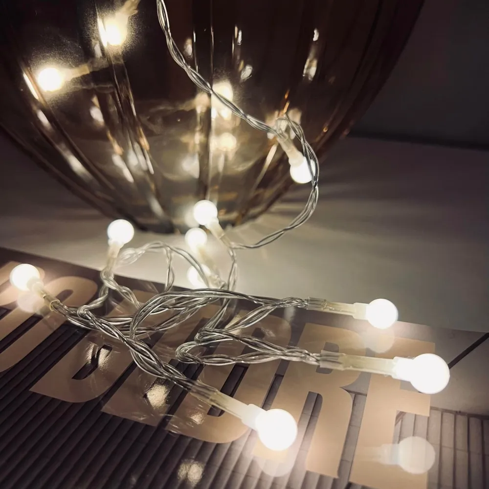 Lyskæde med hvide LED dots - batteriboks