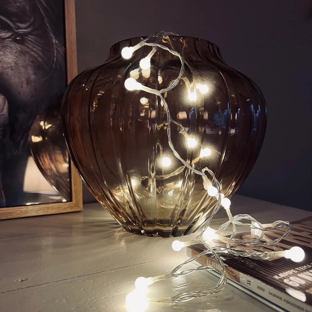 Lyskæde med 10 hvide LED dots - batteriboks