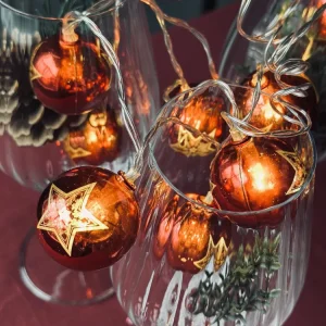 Lyskæde med små julekugler
