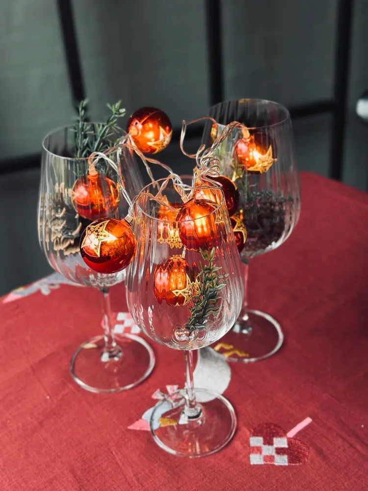 Lyskæde med små julekugler