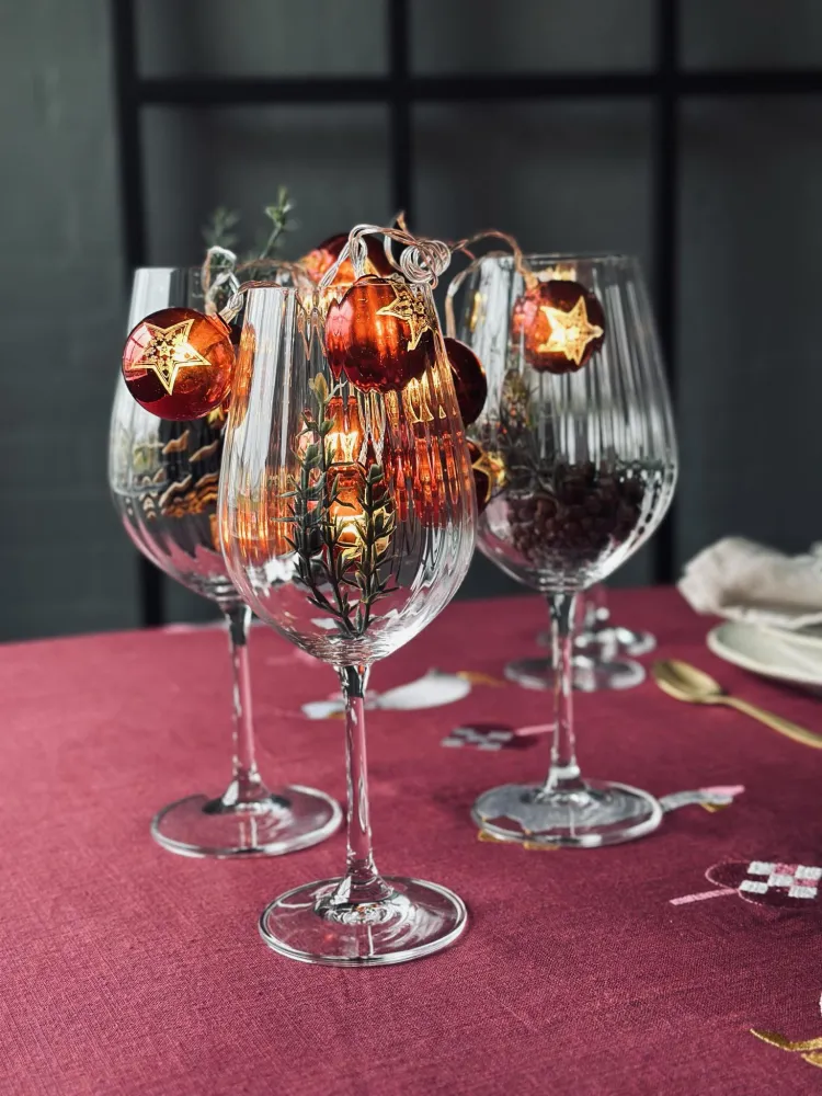 Lyskæde med små julekugler