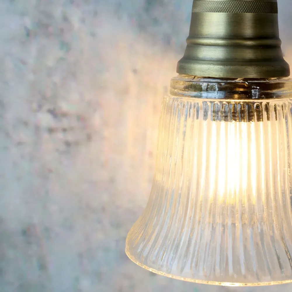 Glaslampe med messingtop - Chic Antique