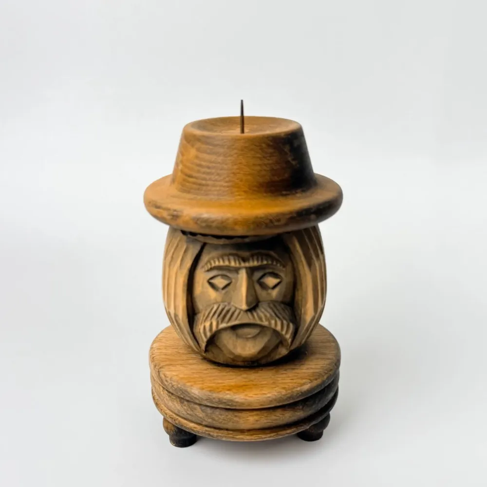 Håndskåret lysestage i træ med mandefigur og hat