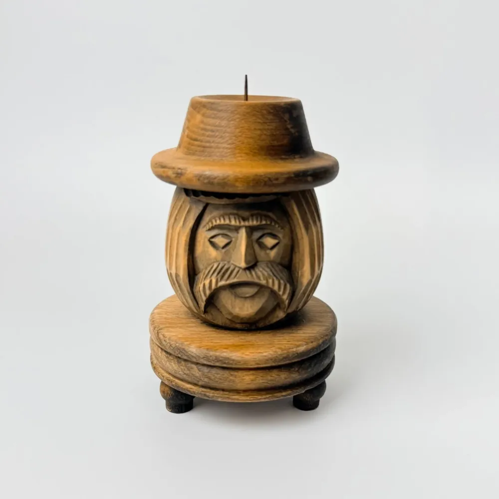 Håndskåret lysestage i træ med mandefigur og hat