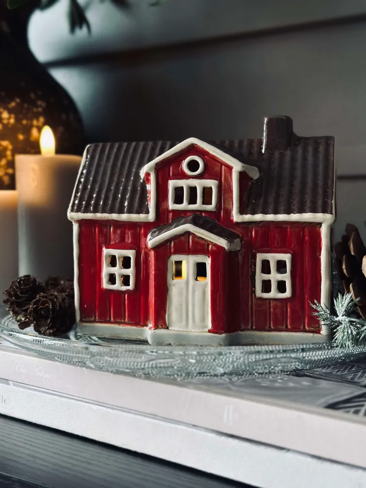 Lyshus Keramik - Rød Træhus