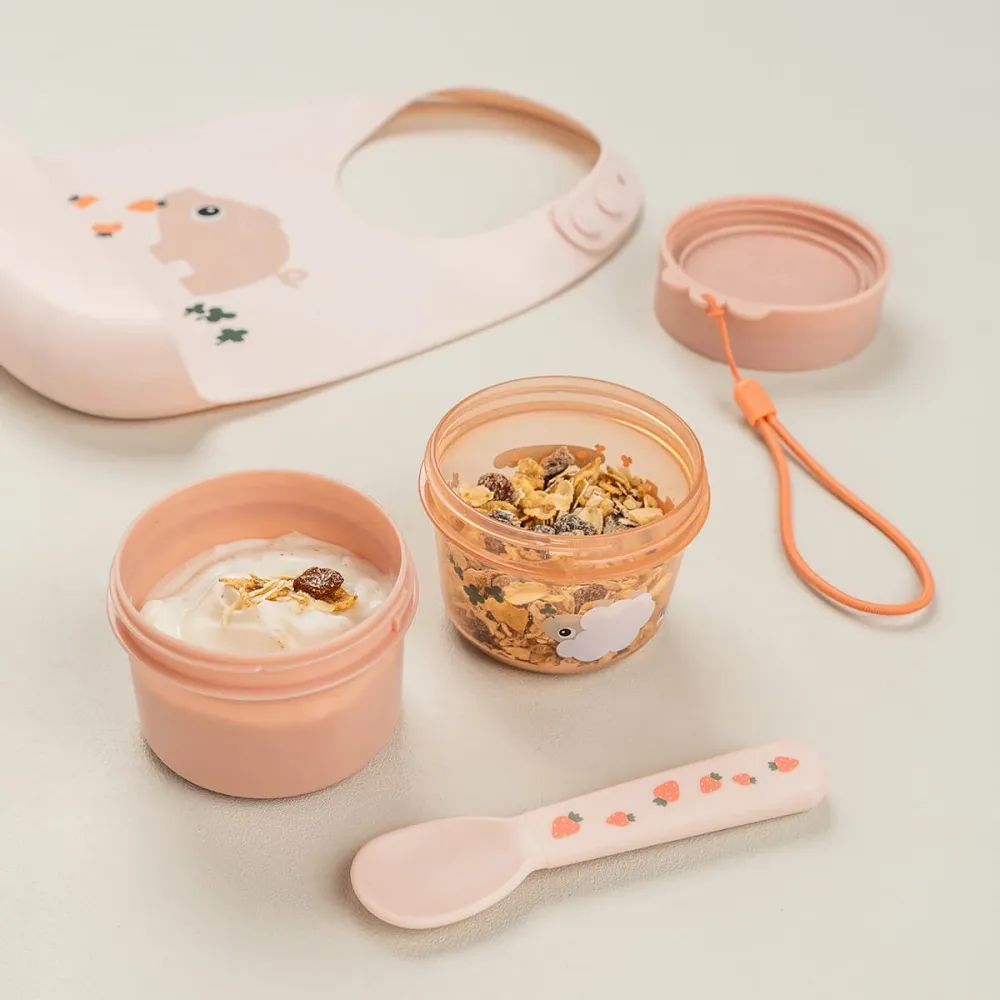 To go 2-way snackbøtte S - Tiny farm - Pudder Done by Deer