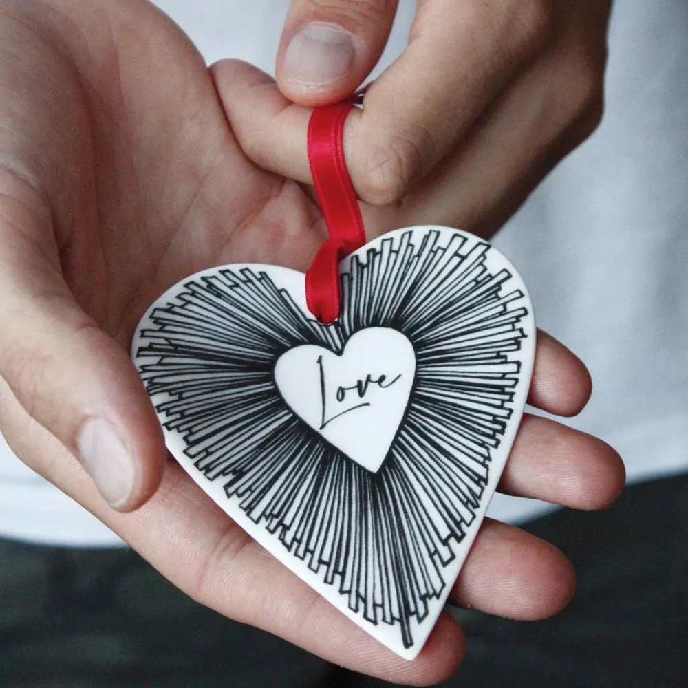 Taitù Love hjertedekoration 8,5x10cm Fine Bone Kina porcelæn 12-6-22-D