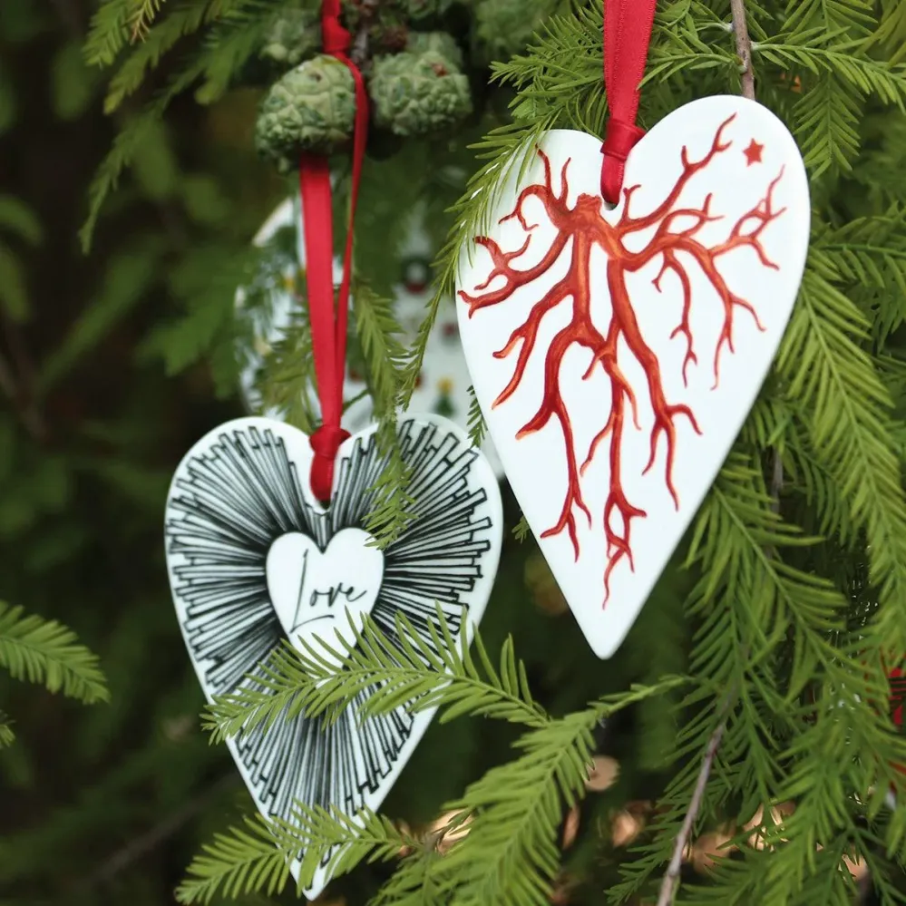 Taitù Love hjertedekoration 8,5x10cm Fine Bone Kina porcelæn 12-6-22-D