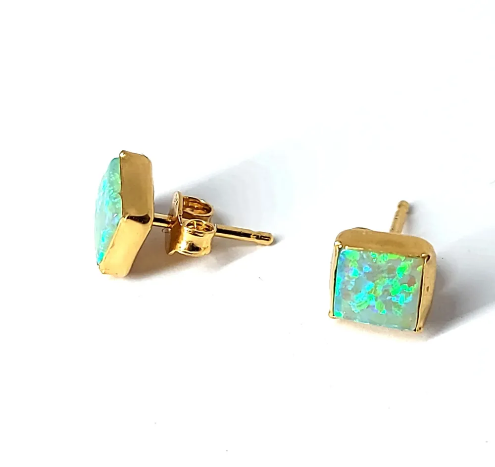 Ørestiks 7mm Lime emerald opal med glat kant (925)