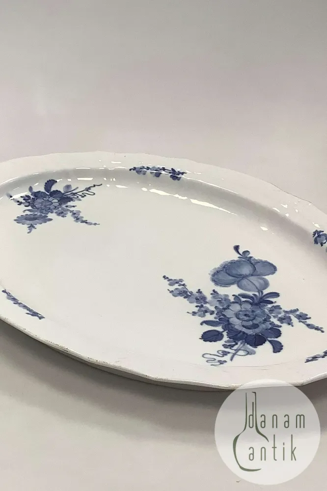 Royal Copenhagen Blå Blomst Svejfet Ovalt Fad No 1560