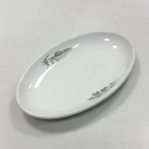 Royal Copenhagen Hotelporcelæn dekoreret med vilde planter Ovalt fad No 6009
