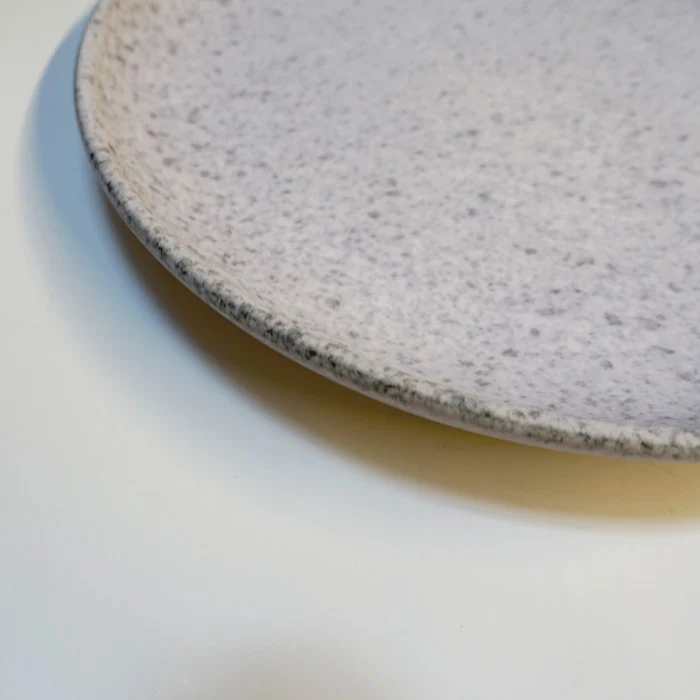 Uh la la - Tallerken - Mat kridt med sorte flakes (Ø27cm)