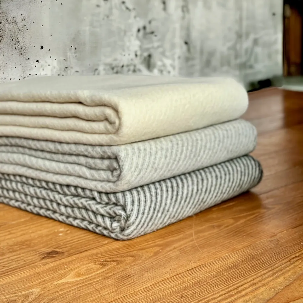 Diagonalstribet hvid Læsø Plaid® i 100% ren ny uld. Læsø Garnspinderi