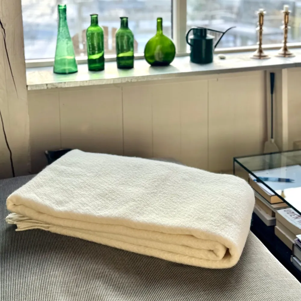 Diagonalstribet hvid Læsø Plaid® i 100% ren ny uld. Læsø Garnspinderi