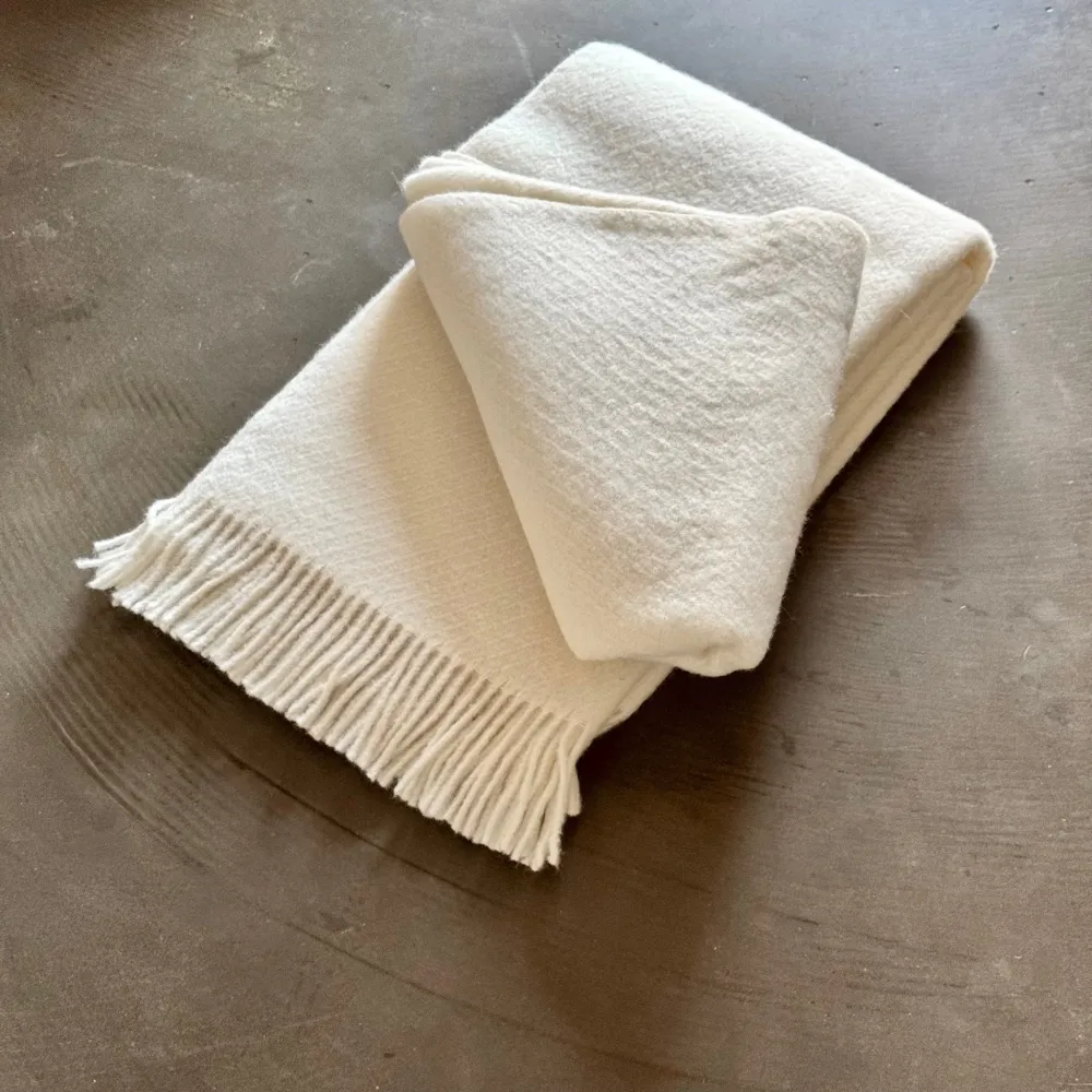 Diagonalstribet hvid Læsø Plaid® i 100% ren ny uld. Læsø Garnspinderi