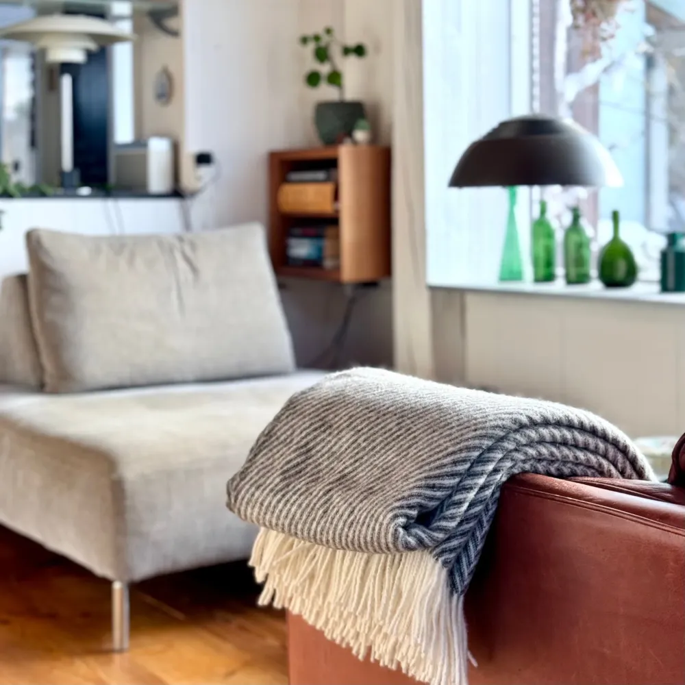 Diagonalstribet mørk grå Læsø Plaid® i 100% ren ny uld. Læsø Garnspinderi