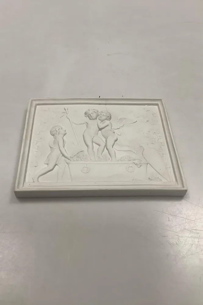 Royal Copenhagen Bisquit Amor og den unge Bacchus stamper druer (Høsten)"
