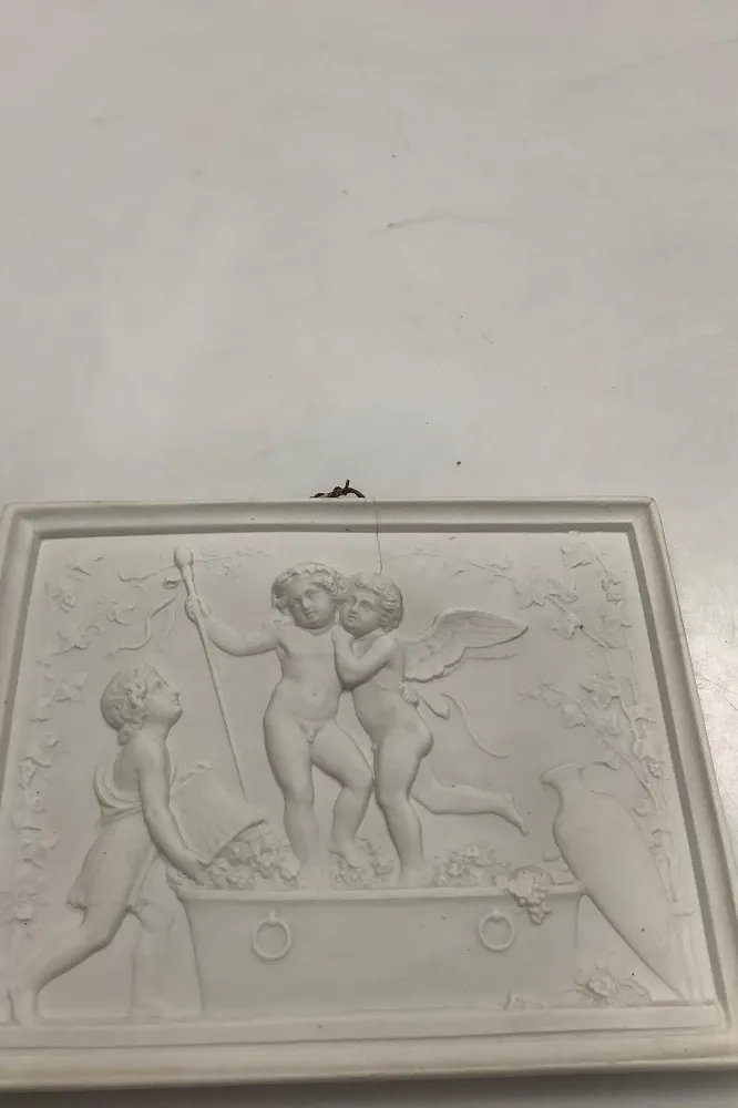 Royal Copenhagen Bisquit Amor og den unge Bacchus stamper druer (Høsten)"