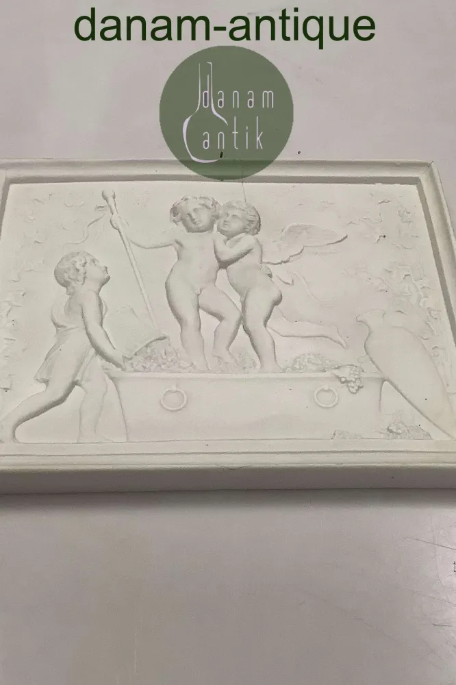 Royal Copenhagen Bisquit Amor og den unge Bacchus stamper druer (Høsten)"