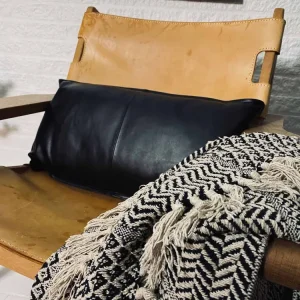 Pude i sort læder – 35x65cm