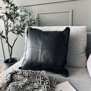 Pude i sort læder – 50x50cm